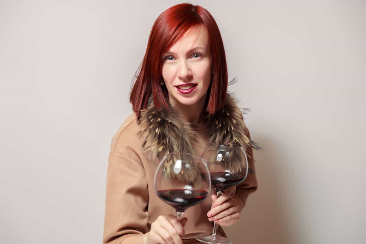 woman-sommelier-wine-glasses