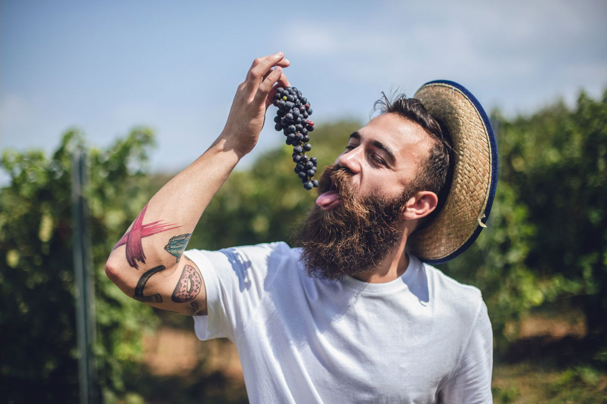 Global-Wine-Trends-Hipster-in-a-vineyard