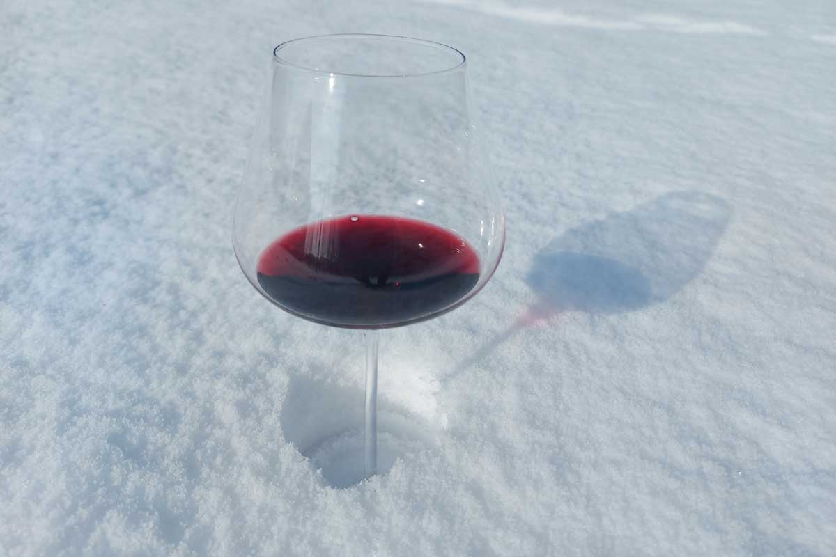 Winter-Wines-red-wine-in-snow