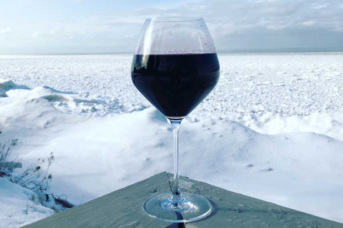 Winter-Wines-snow-background